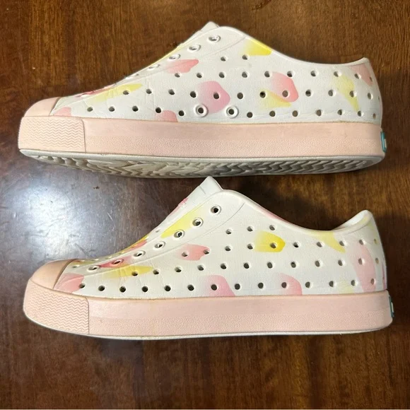 Native Jefferson Girls Shoes Milk Pink & White Slip On Size 2 Youth Waterproof - Picture 9 of 11